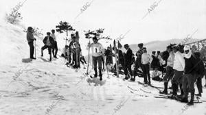 La salida de los esquiadores para la carrera de la copa Antonio Prast en 1912